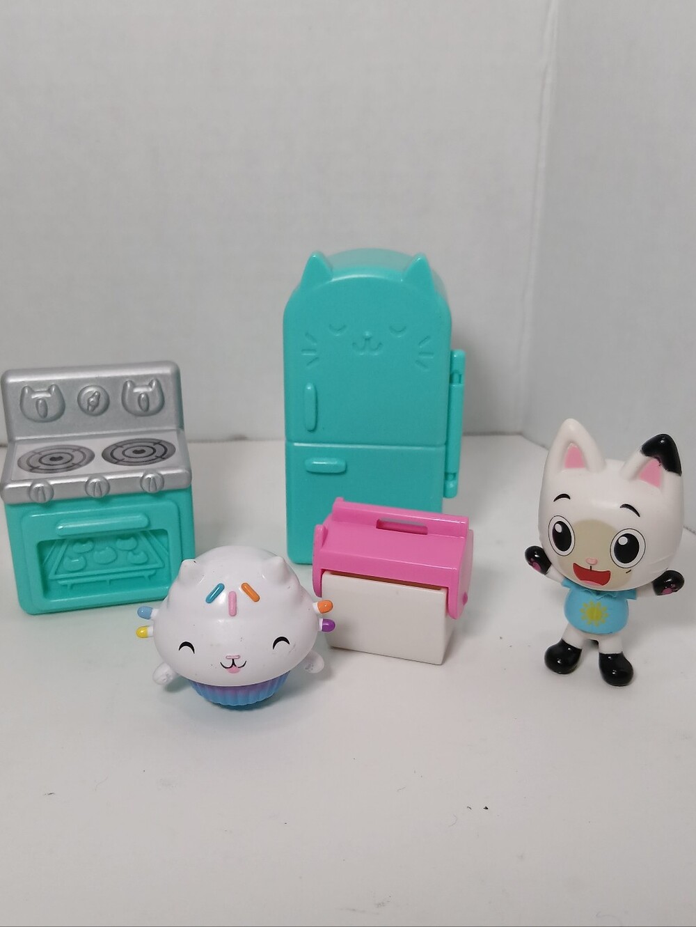 Gabby’s Dollhouse Cakey Cat Figure with Kitchen Furniture and Accessories